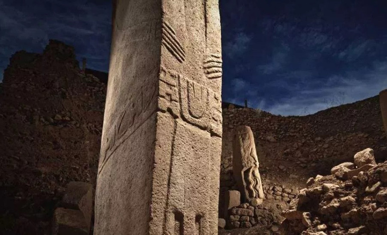 Arkeoloji tarihinin en önemli keşiflerinden olan Göbeklitepe’yi önemli kılan etkenlerden biri, günümüzden 12.000 yıl önce henüz yerleşik hayata geçmemiş avcı, toplayıcı yaşam süren insanların, hiçbir alet ve makine kullanmadan, çakmak taşlarıyla, sadece insan gücüne dayalı olarak Göbeklitepe’yi inşa etmesidir.Göbeklitepe, günümüzden 12.000 yıl öncesine tarihlenen, henüz avcı ve toplayıcı tarzda yaşam süren insanların yarattığı bir inanç merkezidir.Çapları 30 metreyi bulan yaklaşık 20 yuvarlak ve oval yapının ortasında 2 adet “T” biçimli, 5 metre yüksekliğinde, kireçtaşından bağımsız sütun yer almaktadır. Yapıların iç duvarlarında da daha küçük sütunlar bulunmaktadır. Göbeklitepe ile ilgili bahsi geçen bilimsel veriler, arkeoloji çalışmalarında neolitik dönemle ilgili kuramsal çerçevenin ve tarihlendirmelerin yeniden değerlendirilmesini gerektiren önemli bilgiler vermektedir. Göbeklitepenin, konumu, boyutları, tarihlendirilmesi ve yapılarının anıtsallığı ile Neolitik dönem için ünik bir kutsal alan olduğu anlaşılmıştır. Alan, 12000 yıl boyunca doğal çevresi içinde dokunulmadan kaldığından önemli arkeolojik buluntu vermektedir.
