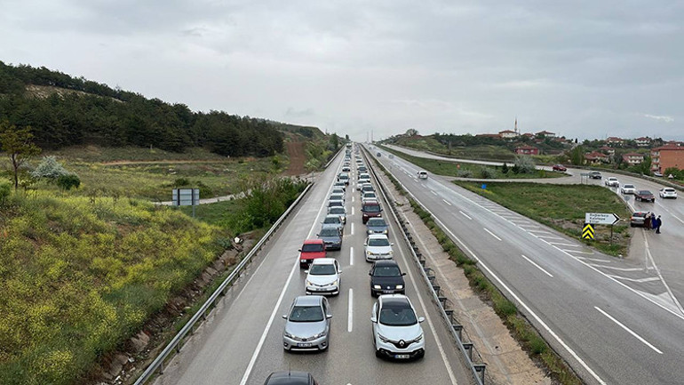 Tatilciler dönüyor, trafik durma noktasında Kilometrelerce kuyruk oluştu