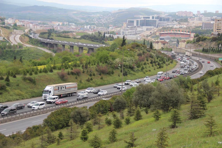 Tatilciler dönüyor, trafik durma noktasında Kilometrelerce kuyruk oluştu