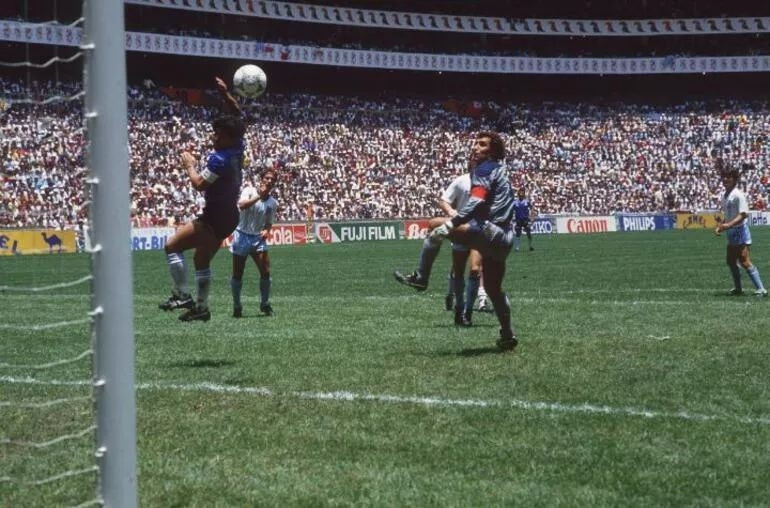Maradonanın ikonik Tanrının Eli golünü atarken giydiği forma rekor bedelle satıldı Büyük tartışma: Forma gerçek değil mi