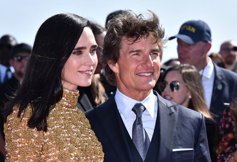 Galaya kendi kullandığı helikopterle gökyüzünden indi