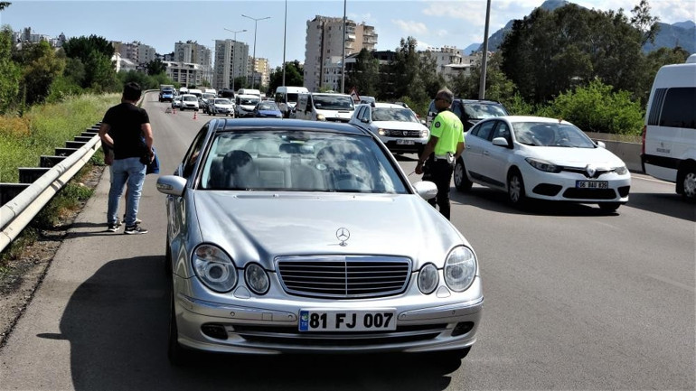 Korsan taksici, aracına aldığı müşteri sivil polis çıkınca yakayı ele verdi: Yardımseverliğin cezasını çekiyorum