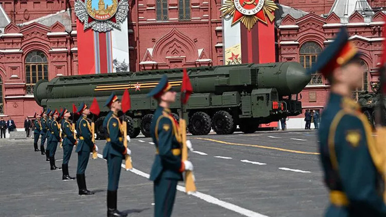 Beklenen gün geldi, Rusyadan ilginç görüntüler...Rus çocuklar askeri üniformalarla karton tanklara bindi