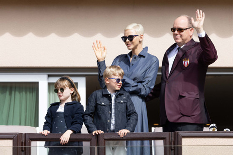 Ünlü çift hakkında dudak uçuklatan iddia: Yanında dursun diye... Milyonluk anlaşma