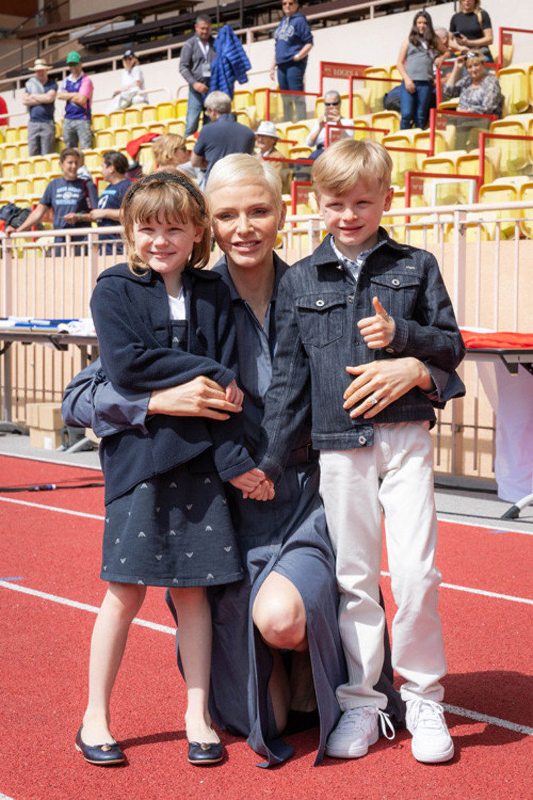 Ünlü çift hakkında dudak uçuklatan iddia: Yanında dursun diye... Milyonluk anlaşma