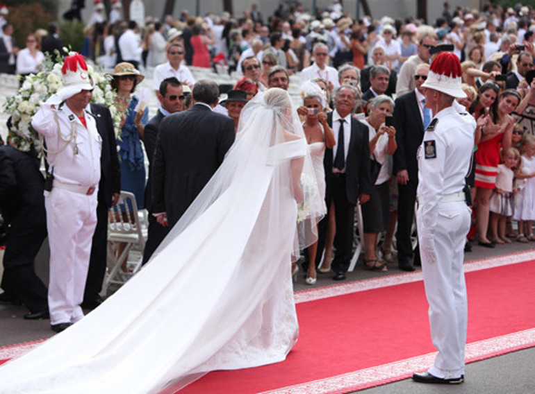 Ünlü çift hakkında dudak uçuklatan iddia: Yanında dursun diye... Milyonluk anlaşma