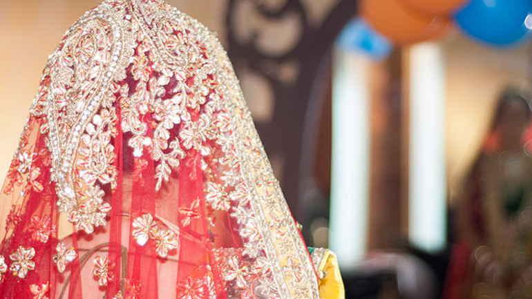 Pes dedirten olay Düğünde elektrik kesilince yanlış adamlarla evlendiler