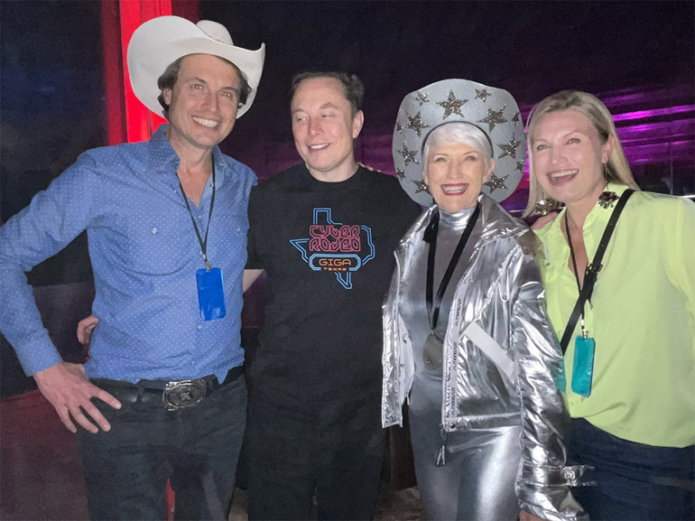 Süpermodel, diyetisyen, yazar, büyükanne... Elon Muskın gündemden düşmeyen annesi Maye Musk