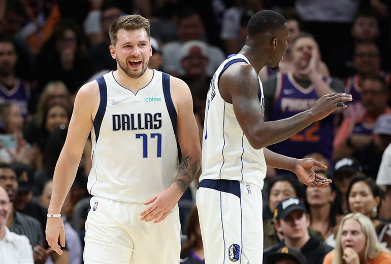 Son Dakika: Dallas Mavericks - Phoenix Suns maçında Luka Doncic sihir yaptı Tarihi istatistik ve devre arasında ender görülecek protesto...