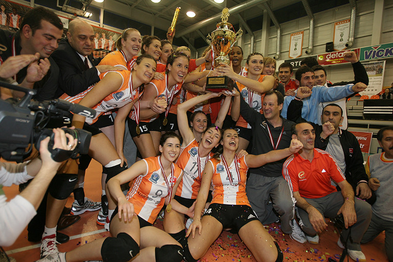 Son Dakika: Voleybolda flaş transfer... Naz Aydemir Akyol yuvaya dönüyor...
