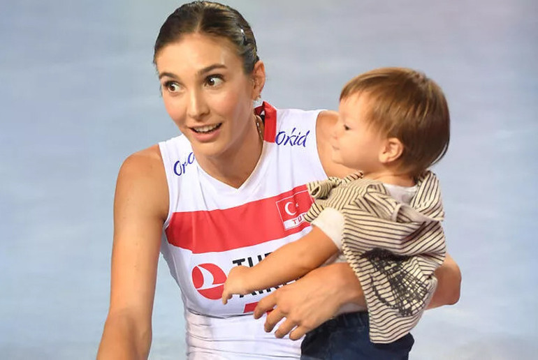 Son Dakika: Voleybolda flaş transfer... Naz Aydemir Akyol yuvaya dönüyor...