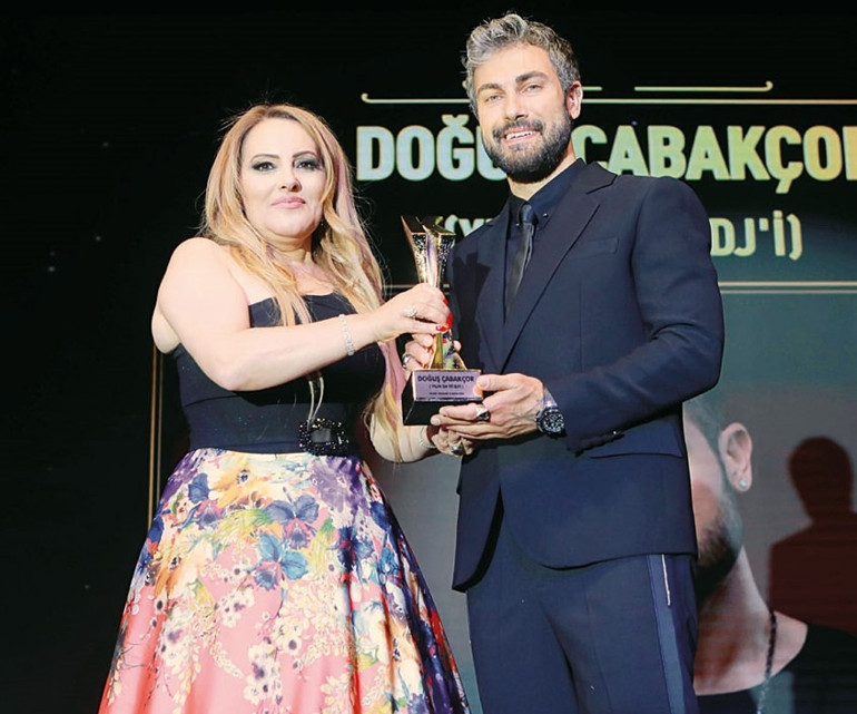 Ödül gecesine ünlü akını