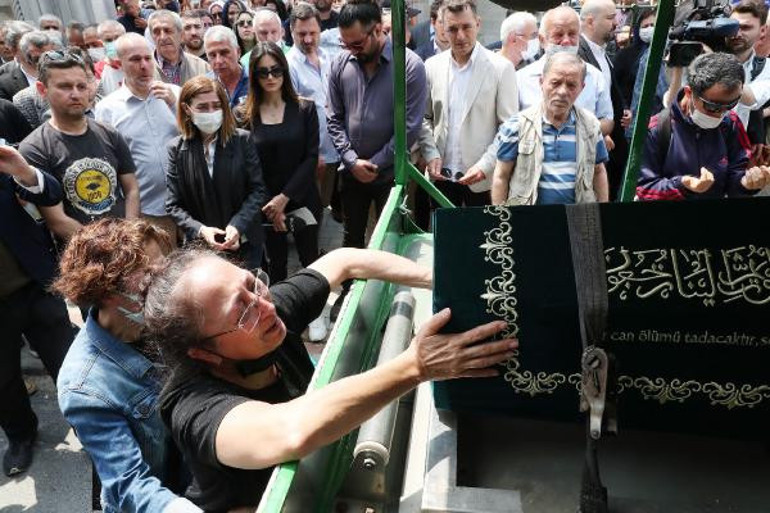 Türk basınının acı kaybı... Özlem Sarıkaya Yurta son veda Annesinin sözleri yürek yaktı