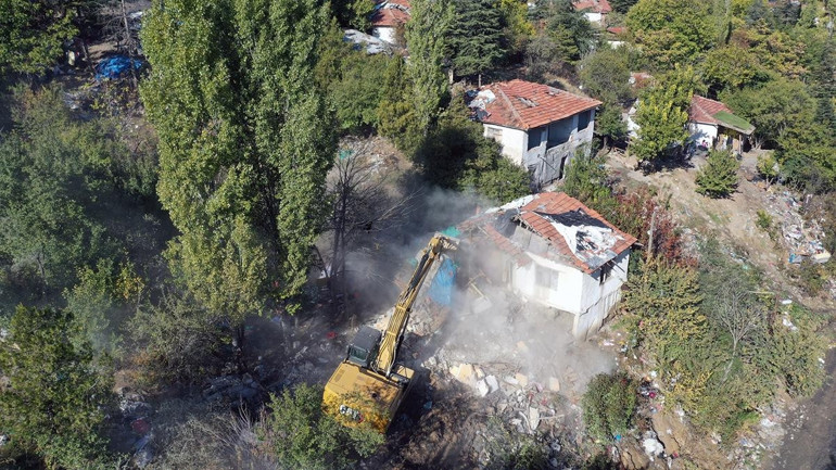 Bakan Soylu’dan metruk mesajı: Vurup yıkıyoruz