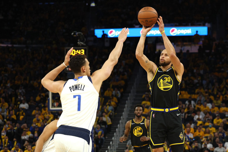 Warriors Mavericks serisi farklı galibiyetle başladı Doncic yüzüne yara aldı...