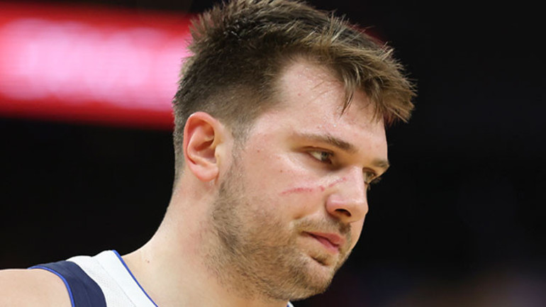 Warriors Mavericks serisi farklı galibiyetle başladı Doncic yüzüne yara aldı...