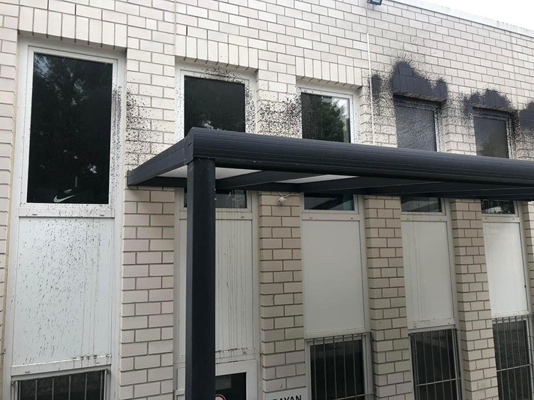 Almanya’da camiye boyalı saldırı