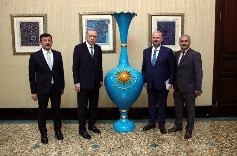 Çömlek sanatçısı yaptı... 2,5 metrelik vazo, Cumhurbaşkanı Erdoğana takdim edildi