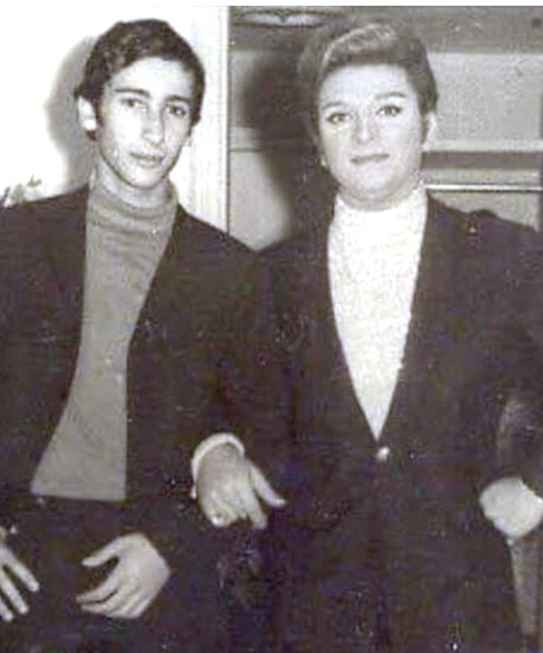 Ajda gençleri yakaladı