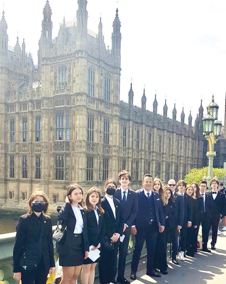 Mehmet Germiyanlıgil ve Elif Dürüst’ün mezuniyet sevinci... Sanat hayatına New York’ta devam edecek