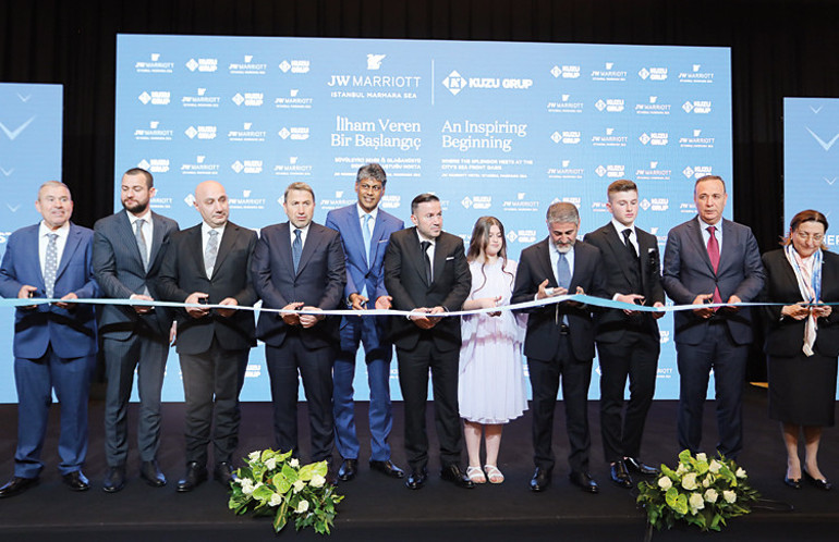 Mehmet Germiyanlıgil ve Elif Dürüst’ün mezuniyet sevinci... Sanat hayatına New York’ta devam edecek