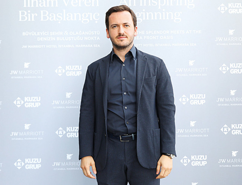 Mehmet Germiyanlıgil ve Elif Dürüst’ün mezuniyet sevinci... Sanat hayatına New York’ta devam edecek