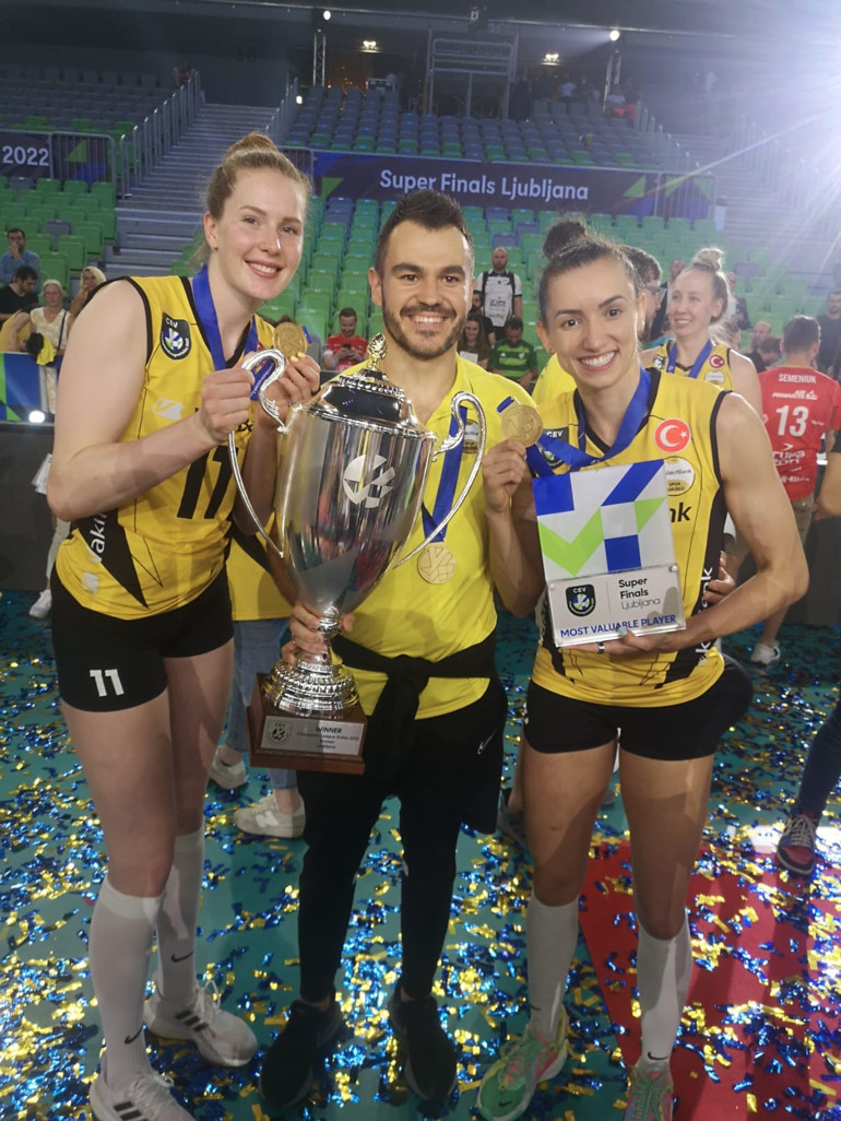 Son Dakika: VakıfBank, CEV Şampiyonlar Ligi şampiyonu Imoco Volleyi 4 sette devirdik