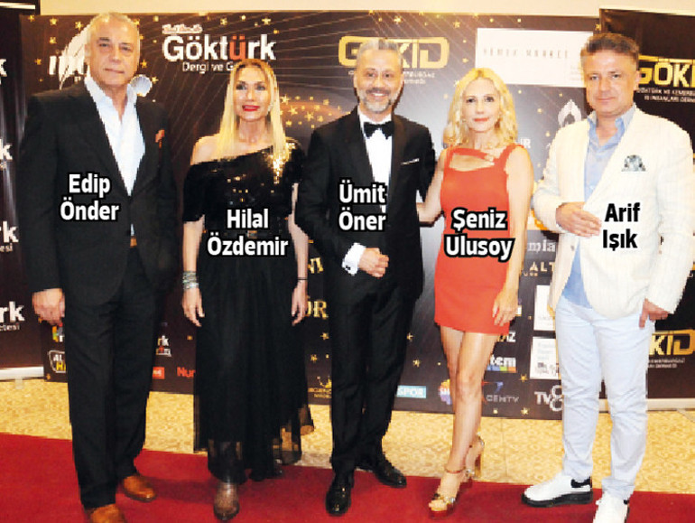 Hande ile ilk kez el ele tutuşarak kalabalık bir ortama geldik