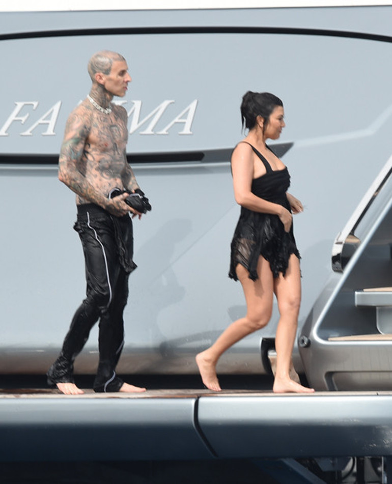 Çoluk- çocuk balayına çıktılar... Elbiselerle denize