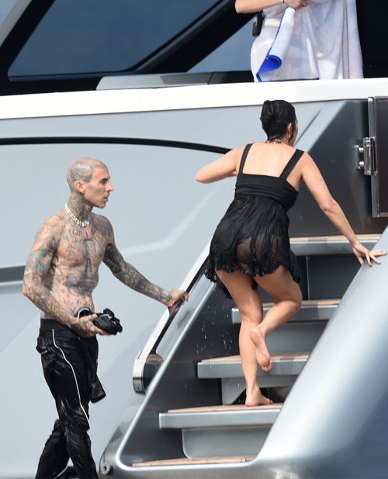 Çoluk- çocuk balayına çıktılar... Elbiselerle denize