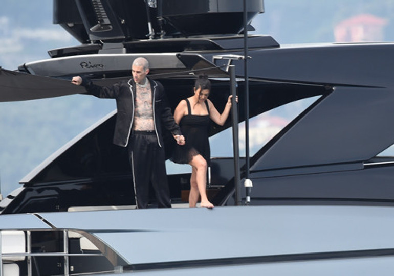 Çoluk- çocuk balayına çıktılar... Elbiselerle denize