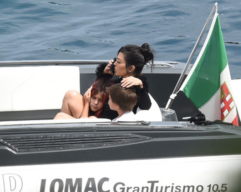 Çoluk- çocuk balayına çıktılar... Elbiselerle denize