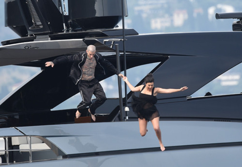 Çoluk- çocuk balayına çıktılar... Elbiselerle denize