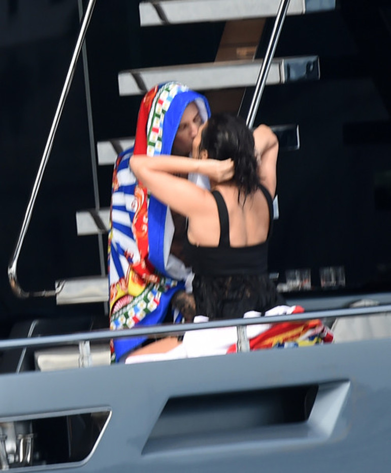 Çoluk- çocuk balayına çıktılar... Elbiselerle denize