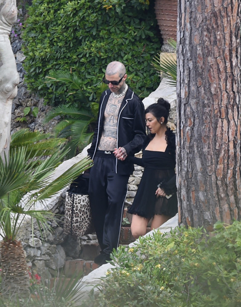 Çoluk- çocuk balayına çıktılar... Elbiselerle denize