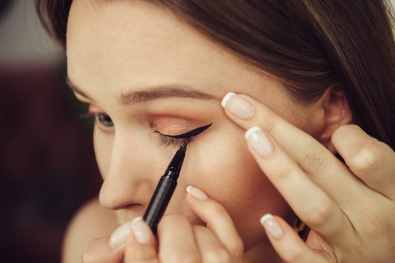 Eyeliner Nasıl Çekilir En Kolay Ve Kuyruklu Eyeliner Sürmenin Yolları