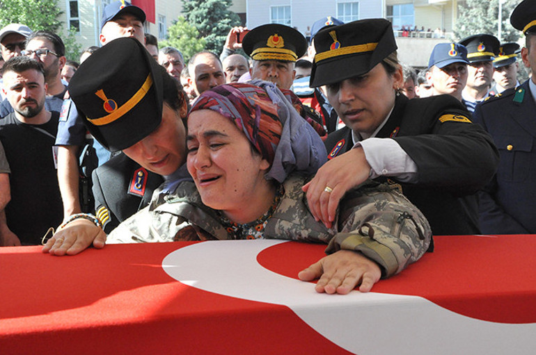 Şehit Sözleşmeli Er Mehmet Meral gözyaşlarıyla son yolculuğuna uğurlandı