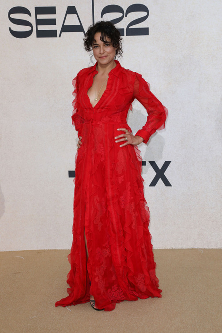 Olaylı elbiseyi bu sefer de o giydi