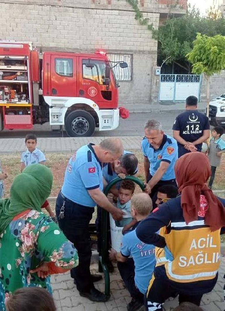Saklambaç oynarken çöp kovasına sıkıştı