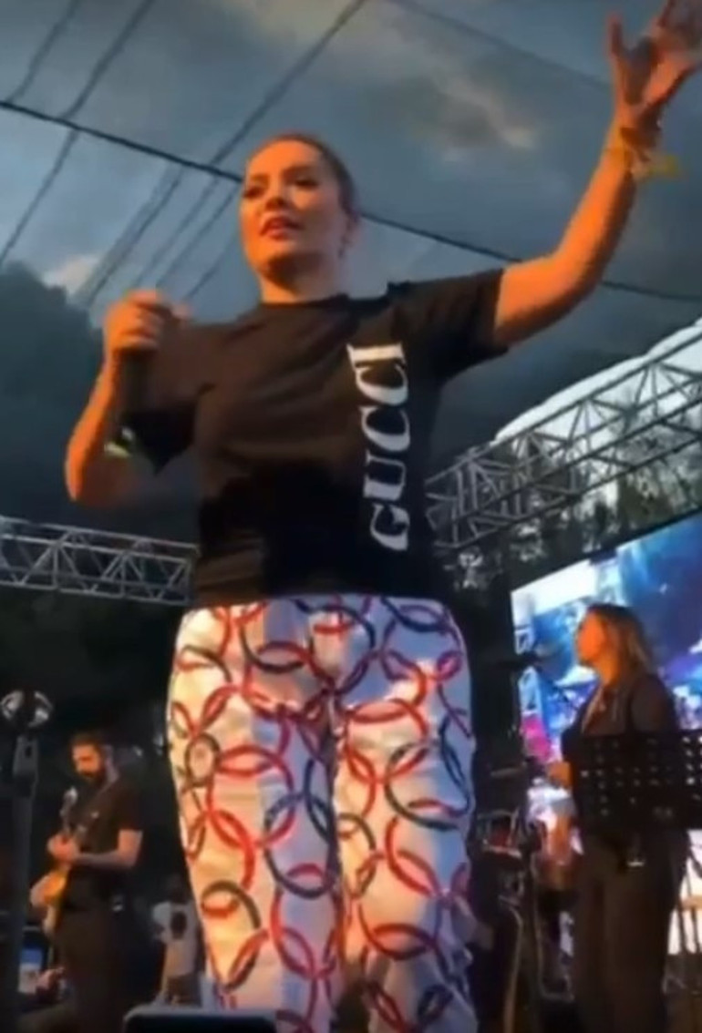 Demet Akalından çok konuşulan sahne kıyafetine açıklama