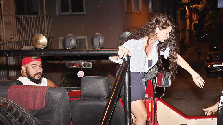 Hande Erçelden ağlatan teşekkür: Ben sende annemi görüyorum