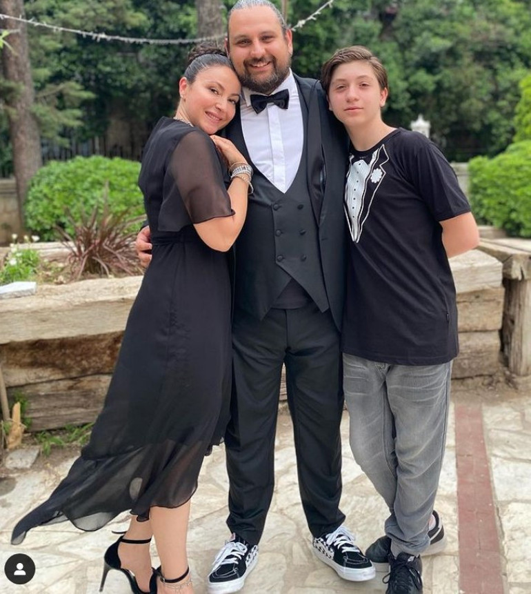 Kızını evlendirdi... Ünlü türkücü kayınvalide oldu