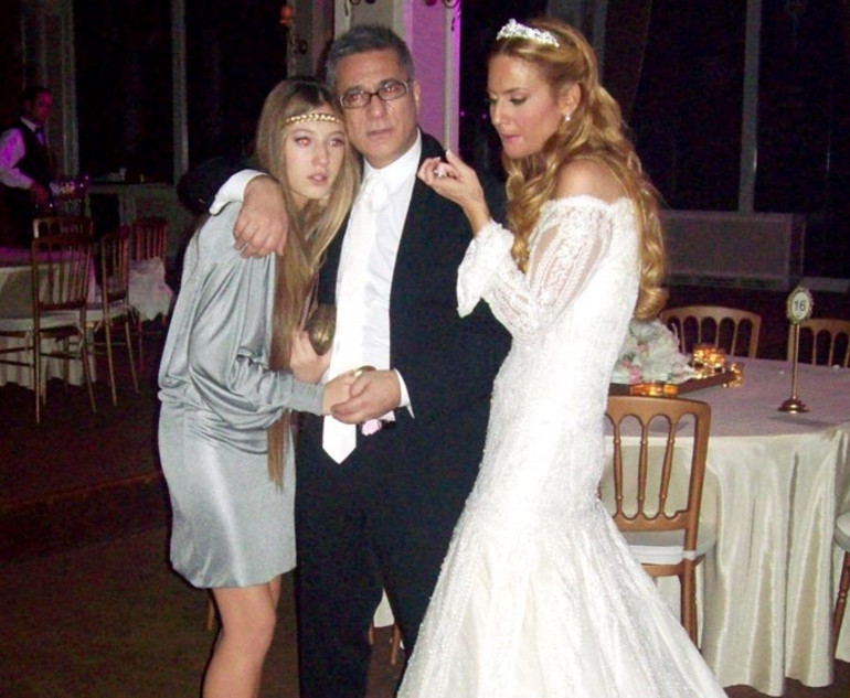 Kızını evlendirdi... Ünlü türkücü kayınvalide oldu