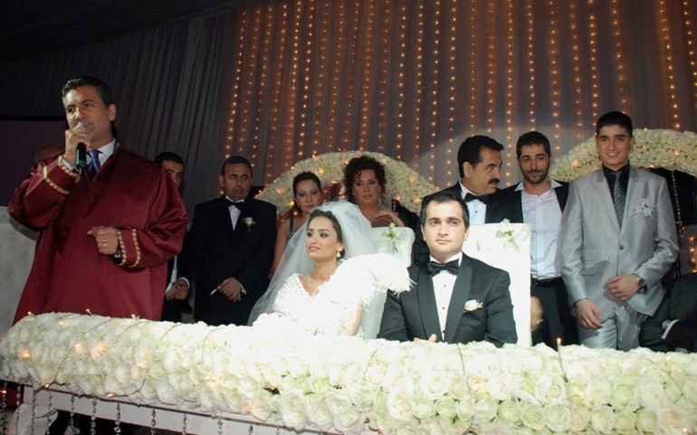 Kızını evlendirdi... Ünlü türkücü kayınvalide oldu