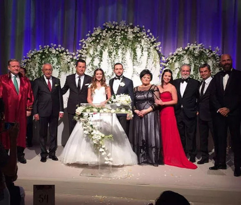 Kızını evlendirdi... Ünlü türkücü kayınvalide oldu