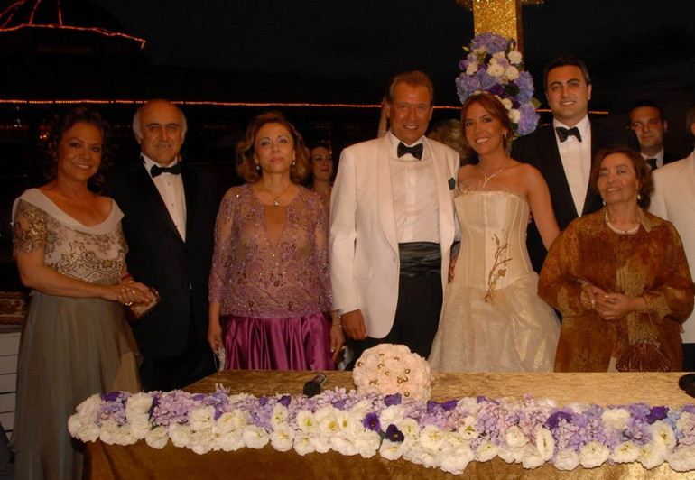 Kızını evlendirdi... Ünlü türkücü kayınvalide oldu