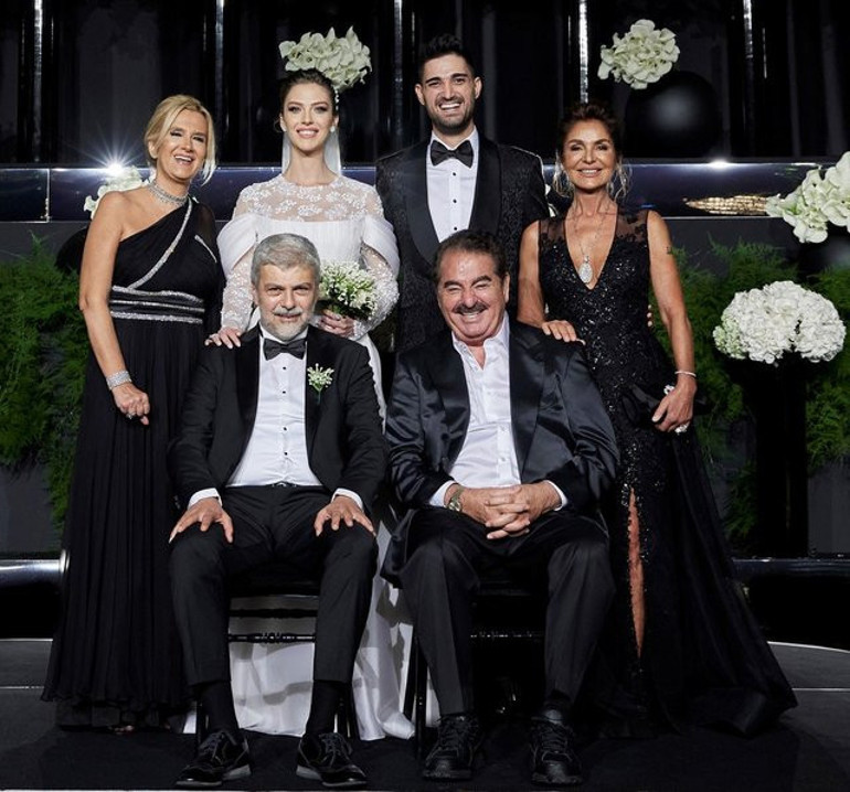 Kızını evlendirdi... Ünlü türkücü kayınvalide oldu