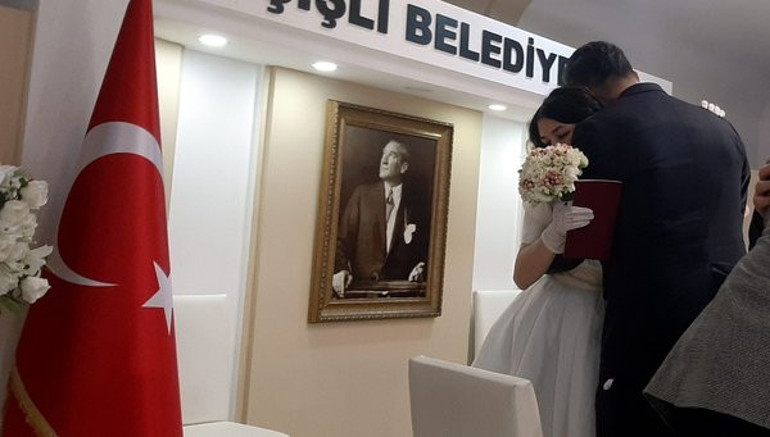 Kızını evlendirdi... Ünlü türkücü kayınvalide oldu