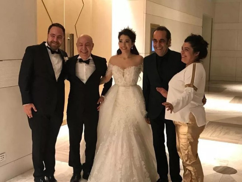 Kızını evlendirdi... Ünlü türkücü kayınvalide oldu