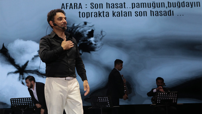 Uğur Aslanın sahnesine Koray Avcı çıkarması
